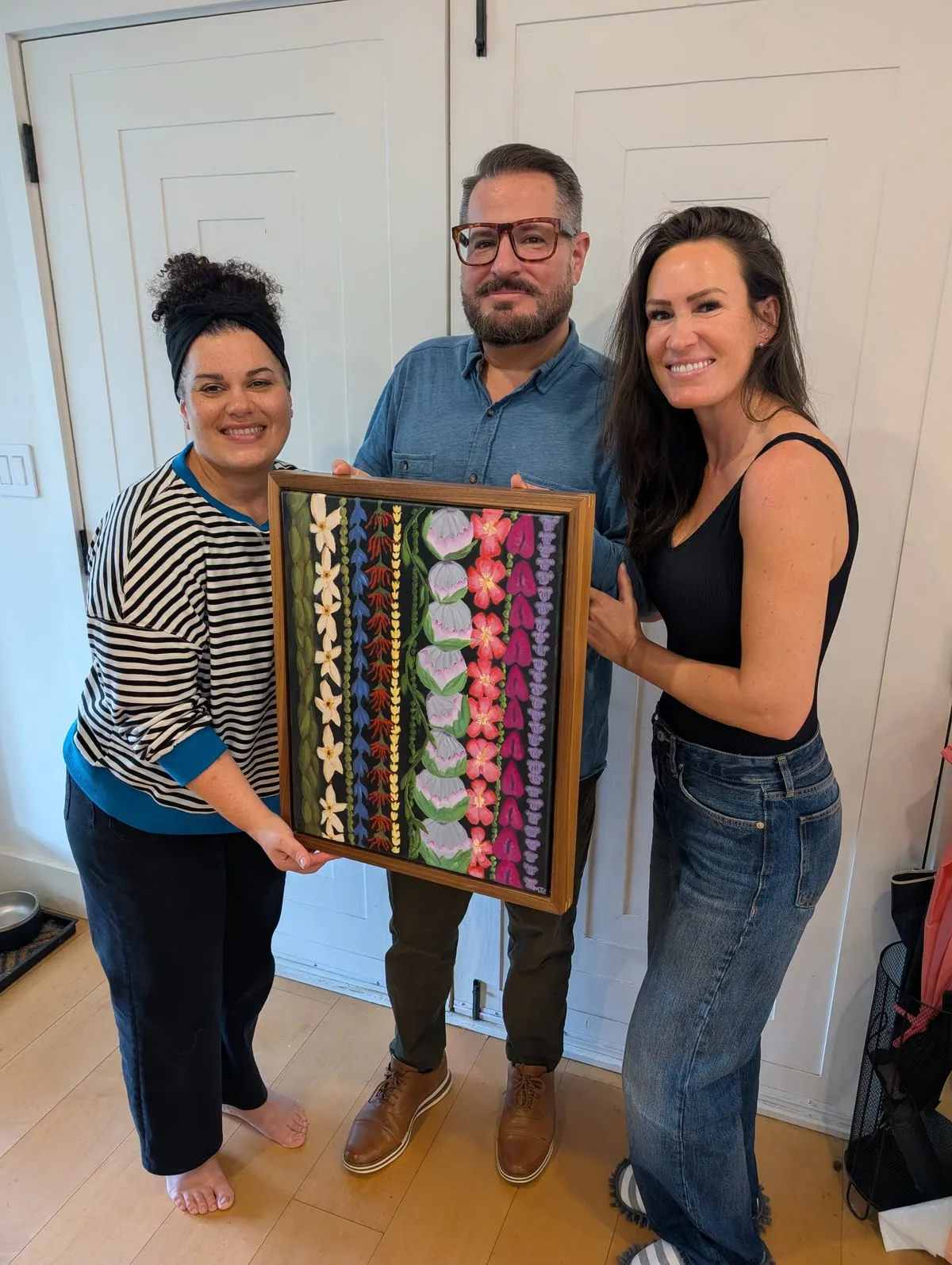 MJ Costello delivering a finished commissioned lei painting to a client on Oʻahu.